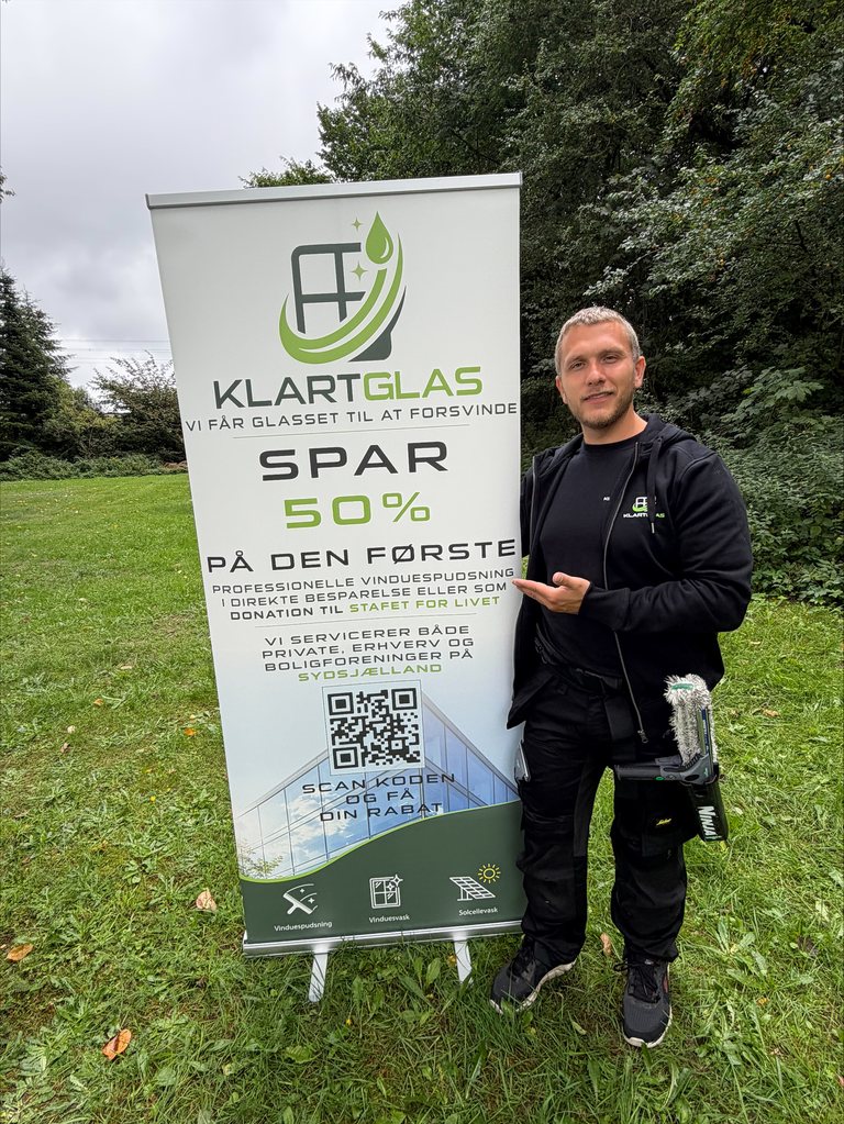 Morten fra KlartGlas ved kampagnens roll-up for Stafet For Livet 2026